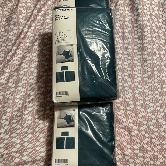 Nattjasmin twin emerald colored sheet set. Flat fitted and pillowcase included. - Picture 3 of 5